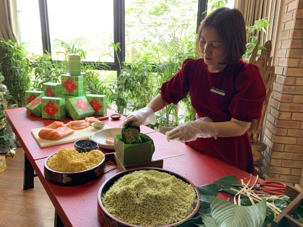 Thịt lợn đắt đỏ, người Hà Nội gói bánh chưng trà xanh nhân cá hồi bán Tết - Ảnh 2. Thịt lợn đắt đỏ, người Hà Nội gói bánh chưng trà xanh nhân cá hồi bán Tết - Ảnh 2.