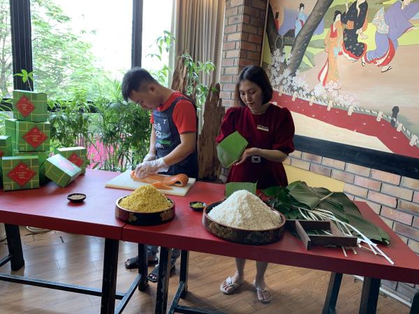 Thịt lợn đắt đỏ, người Hà Nội gói bánh chưng trà xanh nhân cá hồi bán Tết - Ảnh 1. Thịt lợn đắt đỏ, người Hà Nội gói bánh chưng trà xanh nhân cá hồi bán Tết - Ảnh 1.
