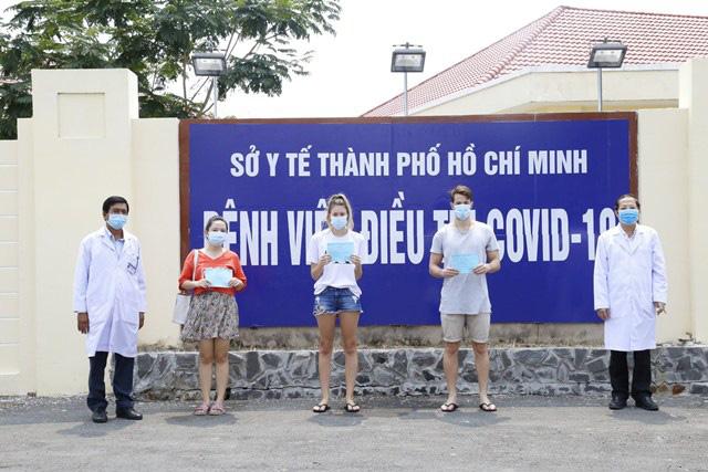 4 bệnh nhân COVID-19 khỏi bệnh, ra viện trong hôm nay, nâng tỉ lệ chữa khỏi tại Việt Nam lên 50%. - Ảnh 1. 4 bệnh nhân COVID-19 khỏi bệnh, ra viện trong hôm nay, nâng tỉ lệ chữa khỏi tại Việt Nam lên 50%. - Ảnh 1.