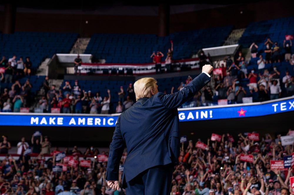 Tô vẽ hình ảnh nước Mỹ khác xa thực tế, chiến dịch tranh cử của ông Trump rơi vào ngõ cụt - Ảnh 1. Tô vẽ hình ảnh nước Mỹ khác xa thực tế, chiến dịch tranh cử của ông Trump rơi vào ngõ cụt - Ảnh 1.