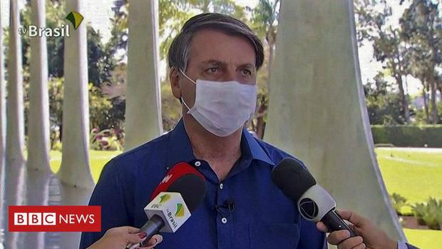 Tổng thống Brazil bị kiện vì nhiễm Covid-19 mà tháo khẩu trang - Ảnh 1. Tổng thống Brazil bị kiện vì nhiễm Covid-19 mà tháo khẩu trang - Ảnh 1.