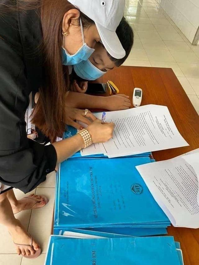 Trở về sau chuyến du lịch Đà Nẵng, gia đình treo biển thông báo tự cách ly trước cổng, đi khai báo y tế chẳng cần chờ ai đến nhắc nhở một lời - Ảnh 1. Trở về sau chuyến du lịch Đà Nẵng, gia đình treo biển thông báo tự cách ly trước cổng, đi khai báo y tế chẳng cần chờ ai đến nhắc nhở một lời - Ảnh 1.