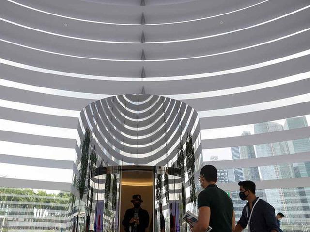 Tham quan Apple Store hình cầu nổi trên mặt nước vừa mới được khai trương tại Singapore - Ảnh 10. Tham quan Apple Store hình cầu nổi trên mặt nước vừa mới được khai trương tại Singapore - Ảnh 10.
