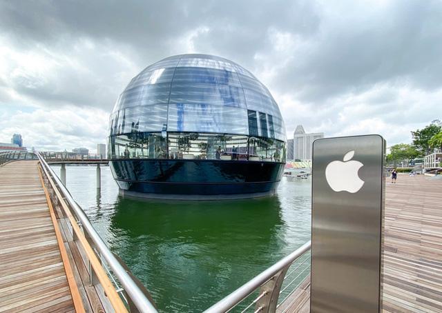 Tham quan Apple Store hình cầu nổi trên mặt nước vừa mới được khai trương tại Singapore - Ảnh 13. Tham quan Apple Store hình cầu nổi trên mặt nước vừa mới được khai trương tại Singapore - Ảnh 13.