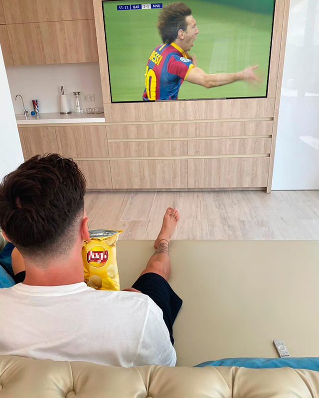 Lionel Messi vượt Ronaldo, trở thành cầu thủ kiếm tiền giỏi nhất năm 2020 - Ảnh 2. Lionel Messi vượt Ronaldo, trở thành cầu thủ kiếm tiền giỏi nhất năm 2020 - Ảnh 2.
