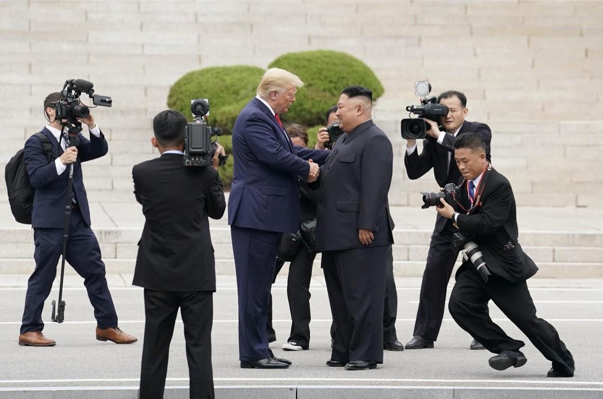 Đám đông, biểu tình và hai cuộc luận tội: 4 năm ông Trump làm tổng thống qua những bức ảnh - Ảnh 5. Đám đông, biểu tình và hai cuộc luận tội: 4 năm ông Trump làm tổng thống qua những bức ảnh - Ảnh 5.
