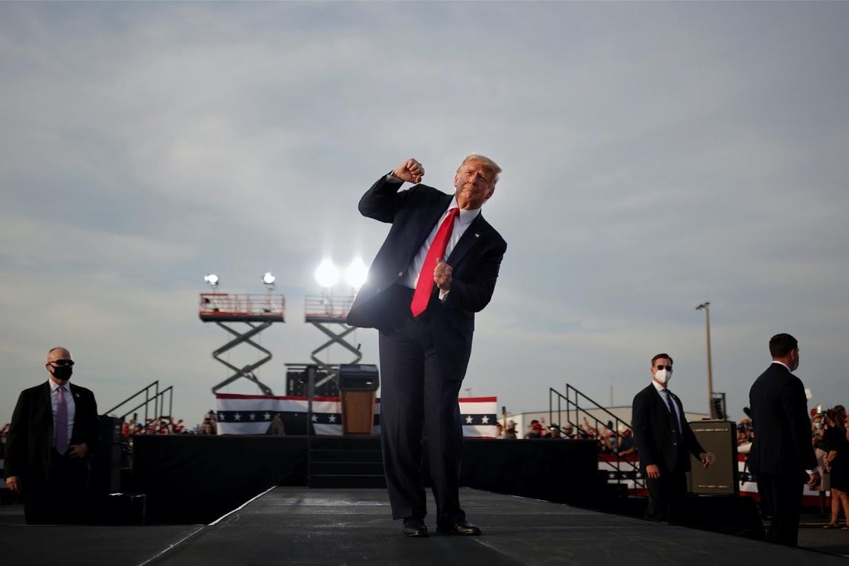 Đám đông, biểu tình và hai cuộc luận tội: 4 năm ông Trump làm tổng thống qua những bức ảnh - Ảnh 4. Đám đông, biểu tình và hai cuộc luận tội: 4 năm ông Trump làm tổng thống qua những bức ảnh - Ảnh 4.