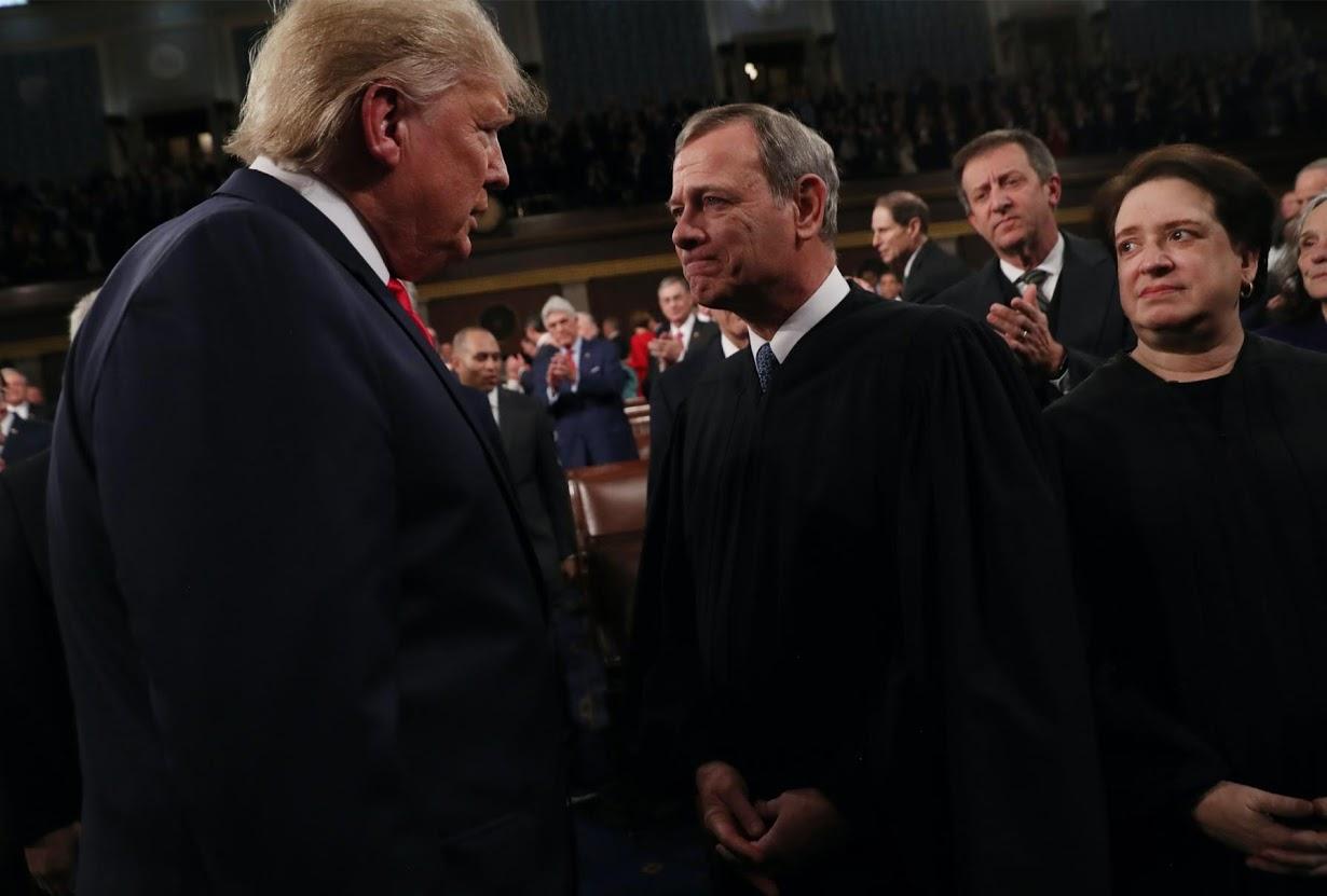 Đám đông, biểu tình và hai cuộc luận tội: 4 năm ông Trump làm tổng thống qua những bức ảnh - Ảnh 9. Đám đông, biểu tình và hai cuộc luận tội: 4 năm ông Trump làm tổng thống qua những bức ảnh - Ảnh 9.