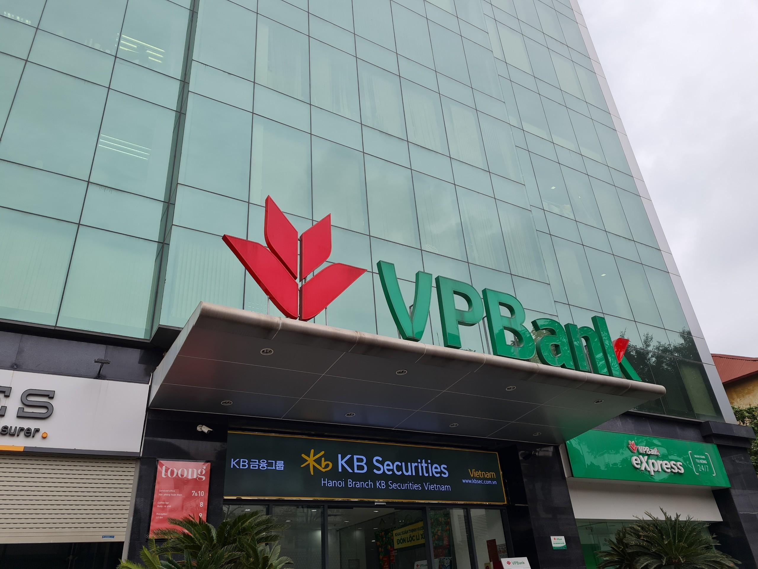 Người nhà Phó TGĐ VPBank bán bớt 200.000 cổ phần - Ảnh 1. Người nhà Phó TGĐ VPBank bán bớt 200.000 cổ phần - Ảnh 1.