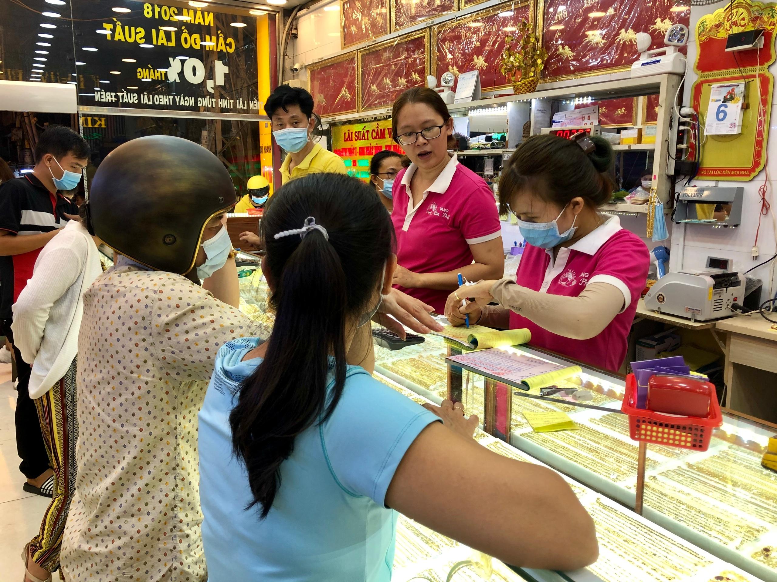 Giá vàng SJC đảo chiều tăng nhưng người mua vẫn lỗ cả triệu đồng khi ngày vía Thần tài cận kề - Ảnh 1. Giá vàng SJC đảo chiều tăng nhưng người mua vẫn lỗ cả triệu đồng khi ngày vía Thần tài cận kề - Ảnh 1.