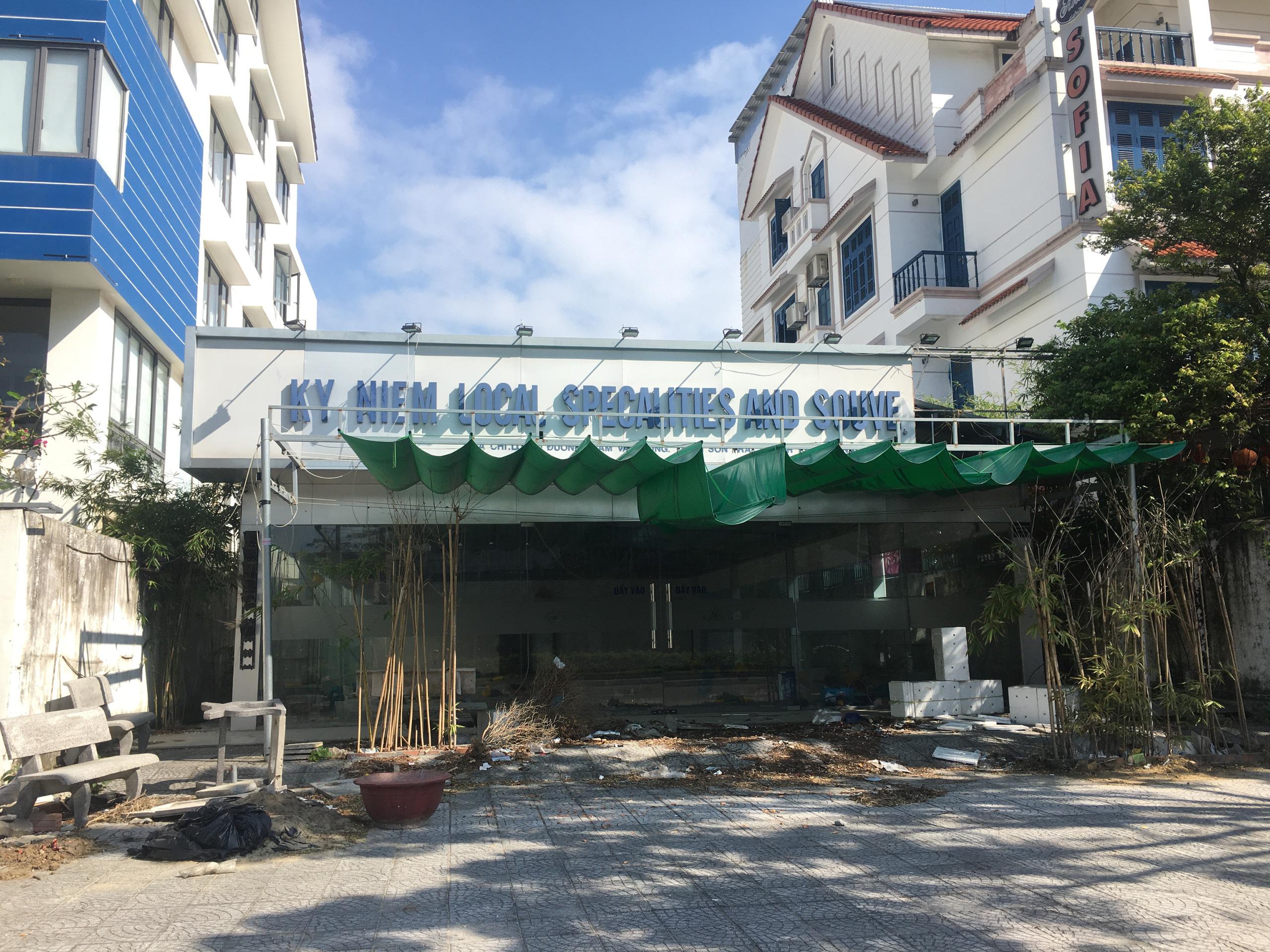 Bước sang 2021, nhiều khách sạn Đà Nẵng vẫn đóng cửa, mặt bằng cho thuê treo gần một năm vẫn bỏ trống - Ảnh 2. Bước sang 2021, nhiều khách sạn Đà Nẵng vẫn đóng cửa, mặt bằng cho thuê treo gần một năm vẫn bỏ trống - Ảnh 2.