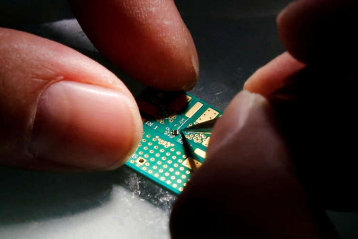 Thiếu hụt con chip 1 USD đã khiến ngành bán dẫn toàn cầu lao đao ra sao? - Ảnh 1. Thiếu hụt con chip 1 USD đã khiến ngành bán dẫn toàn cầu lao đao ra sao? - Ảnh 1.