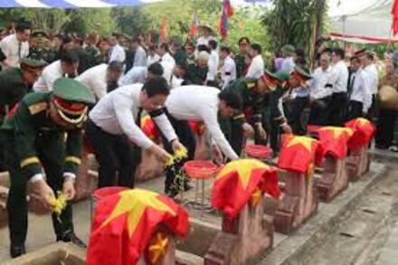 Truy điệu, an táng 76 hài cốt liệt sỹ Việt Nam hy sinh tại Lào