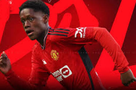 Man United tưởng thưởng 'thần đồng' tuổi teen