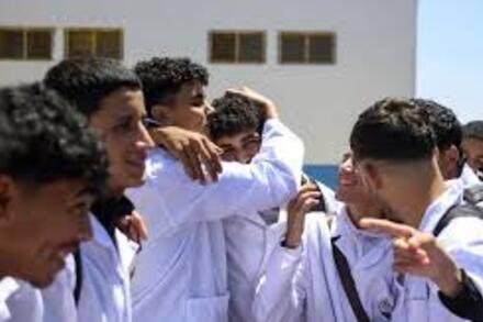 Học sinh Morocco giúp bạn trở lại trường