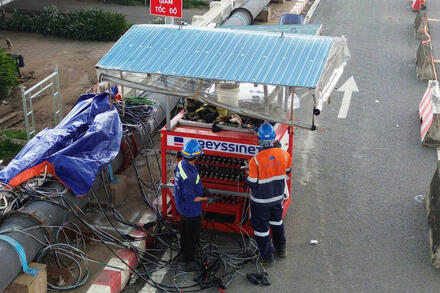 Cận cảnh cầu Bình Phước 1 ở TPHCM đang được kích nâng 1,25 m bằng công nghệ hiện đại