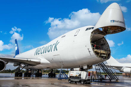 Boeing 747 của Emirates trượt khỏi đường băng ở Hồng Kông và rơi xuống biển