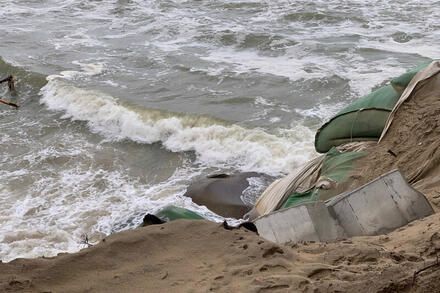 Bờ biển Hội An tan tác, tiếp tục bị sóng khoét sâu ngày đêm