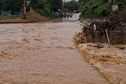 Dự án điện gió cam kết xây cầu rồi không thực hiện, để lại cầu cũ hư hỏng gây ngập lụt