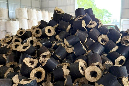 Dùng vỏ trấu chế biến ra củi, nông dân thu hàng trăm triệu đồng mỗi năm