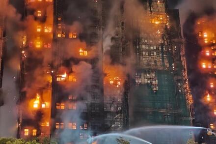 Cháy loạt tòa chung cư ở Hồng Kông: Số người chết tăng lên 44, hàng trăm người mất tích