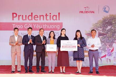 Prudential Việt Nam hỗ trợ gia đình khó khăn tại các tỉnh miền Trung và miền Bắc