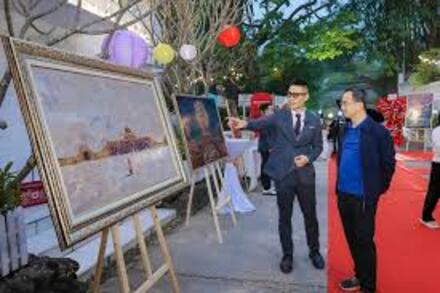 Hoạ sĩ 9X gây sốt với bức sơn mài bán giá 100.000 USD