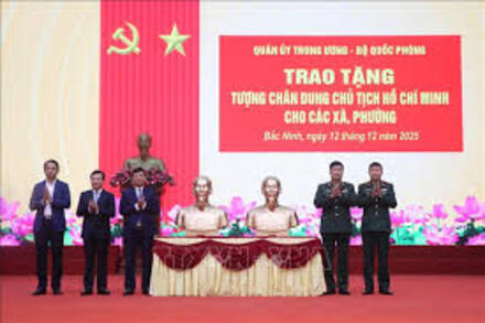 Trao tặng tượng chân dung Chủ tịch Hồ Chí Minh cho 99 xã, phường tỉnh Bắc Ninh