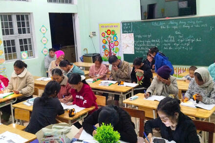 Giữ lớp xóa mù chữ giữa mùa mưa vùng cao