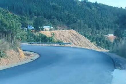 Quốc lộ 28B ở Lâm Đồng bắt đầu tăng tốc thảm bê tông nhựa