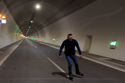 Thủ tướng Slovakia trượt patin qua đường hầm mới dài nhất đất nước