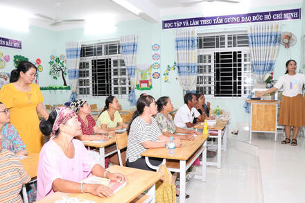 Đằng sau lớp học xóa mù chữ ở làng Chăm