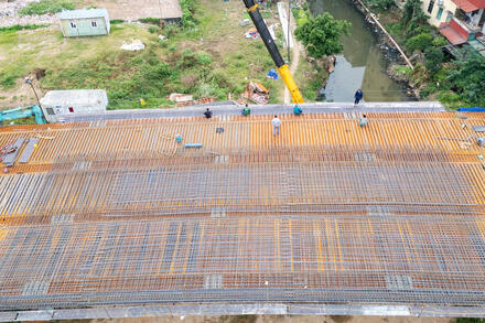 Dự án cầu vượt Quốc lộ 1A ở Hà Nội dần lộ diện sau 1,5 năm thi công