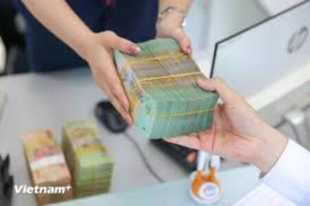 Lãi suất tiết kiệm 6 tháng tăng cao 7,3%