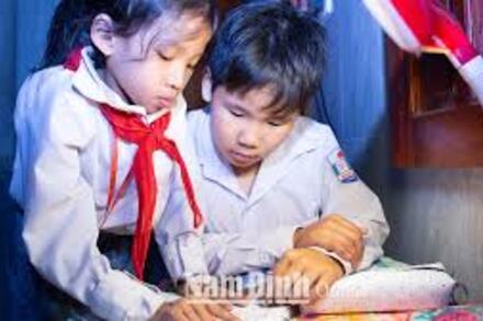 Khích lệ trẻ em có hoàn cảnh khó khăn vượt khó học giỏi