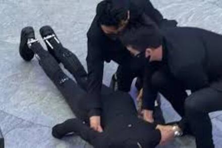 Robot hình người Trung Quốc gây chú ý khi ngã lúc trình diễn catwalk