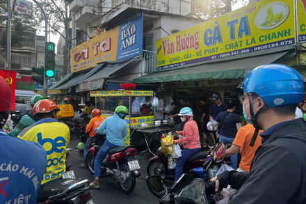 Thị trường đồ cúng ông Công ông Táo ở TPHCM sôi động