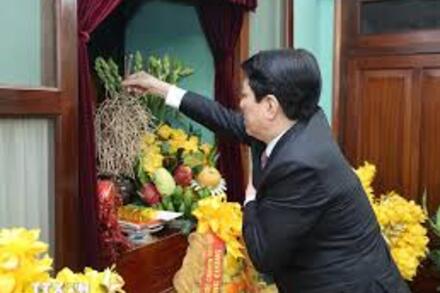 Chủ tịch nước Lương Cường dâng hương tưởng niệm Chủ tịch Hồ Chí Minh tại Nhà 67