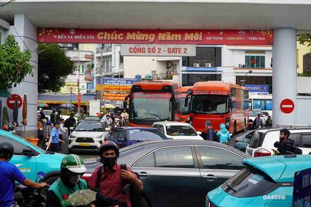 Giao thông cửa ngõ miền Tây ngày 28 Tết, đông nhưng không kẹt