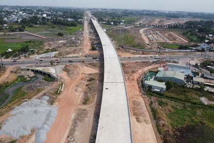 Vành đai 3 TPHCM đoạn qua Bình Dương đang thi công đường song hành