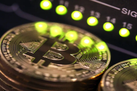 Giá Bitcoin lấy lại mốc 70.000 USD khi Tổng thống Donald Trump tuyên bố có thể chấm dứt chiến tranh với Iran