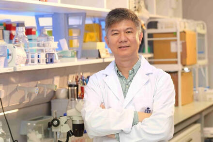 Hồng Kông truy tố cựu giáo sư nhận hối lộ