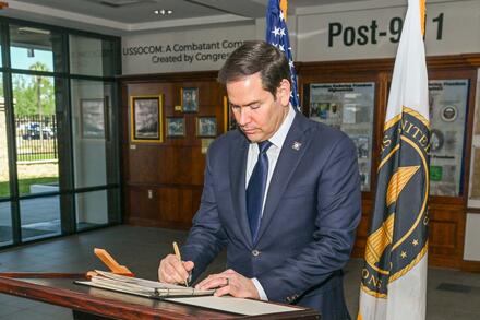 Mỹ thu hồi thẻ xanh, bắt giữ cháu gái Tướng Iran