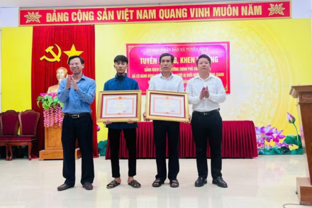 Thủ tướng tặng Bằng khen hai cha con học sinh cứu người trên sông Gianh