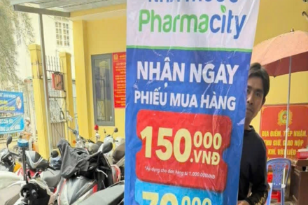 TP. HCM: Công an phường Cát Lái xử lý hai người treo biển quảng cáo Pharmacity trái phép, buộc tháo dỡ trên các tuyến đường