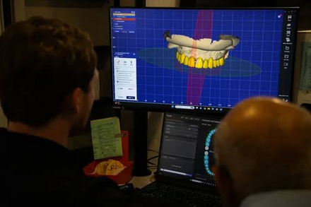 Chàng kỹ sư 22 tuổi dùng máy in 3D làm răng giả miễn phí cho người nghèo ở Mỹ