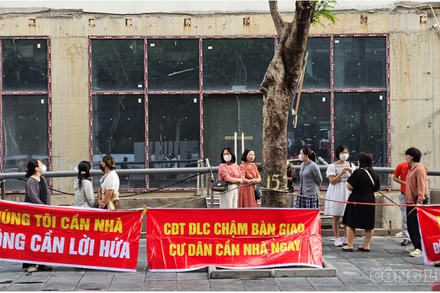 Harmony Square: Sau 7 lần lùi bàn giao, cư dân tiếp tục đội mưa đòi đối thoại