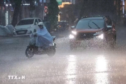 Hà Nội đón mưa dông, cảnh báo lốc, sét, mưa đá
