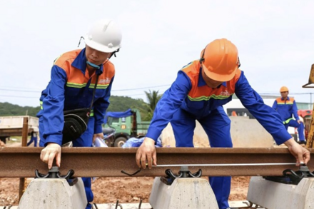 600 công nhân, kỹ sư tăng ca ở công trường làm tuyến tàu điện nhẹ để kịp APEC 2027