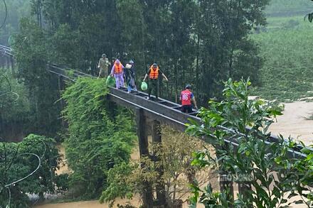 Vượt lũ đến thôn bị cô lập để hỗ trợ sản phụ sinh con